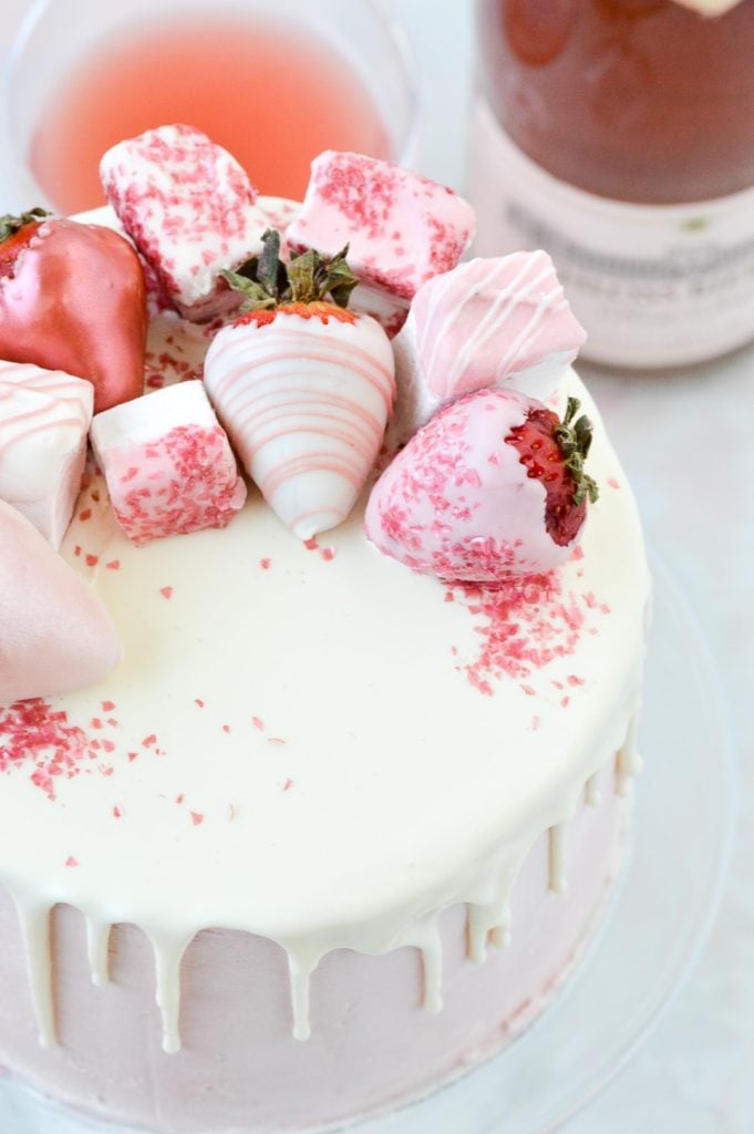 Ganache au chocolat rose et blanc avec fraises et guimauves enrobées de chocolat